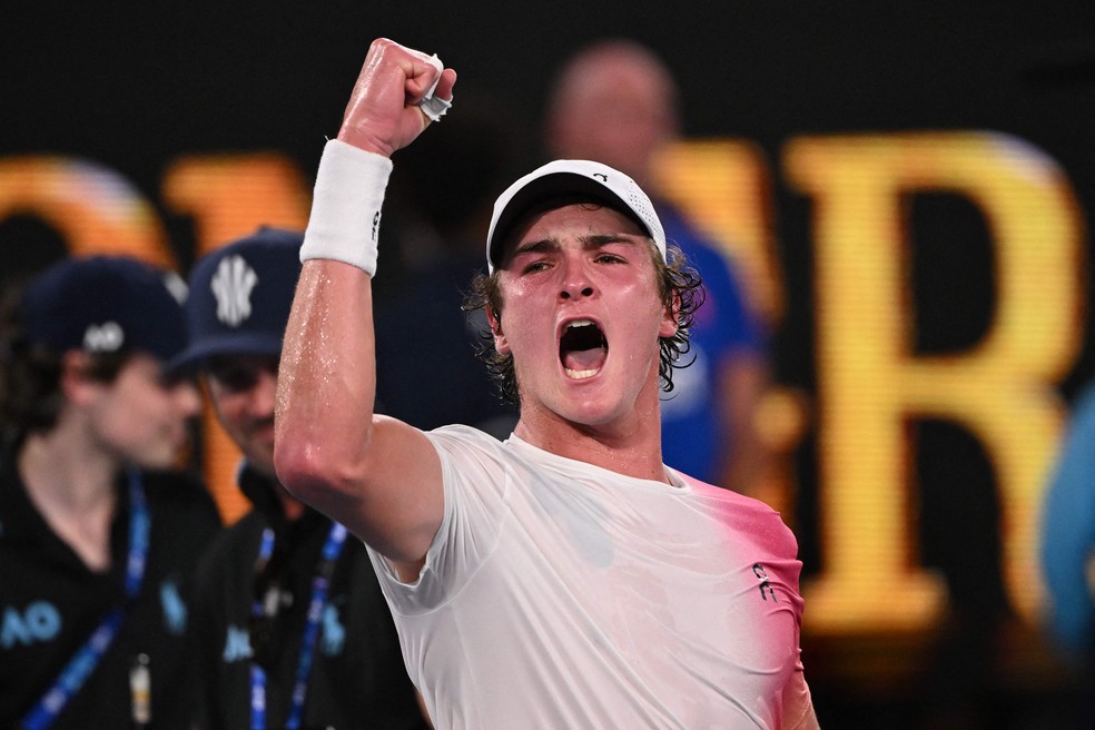 João Fonseca superou russo Andrey Rublev por 3 sets a 0 na primeira rodada do Australian Open — Foto: WILLIAM WEST / AFP