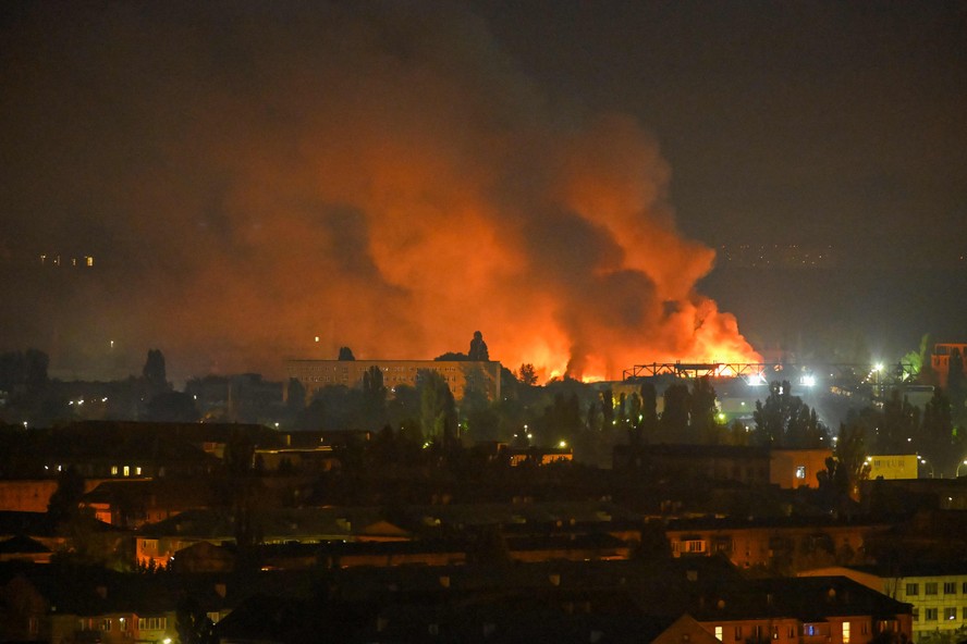 Colunas de fumaça ganham os céus de Kiev após novo bombardeio russo em 5 de agosto; cenário se repetiu na madrugada deste domingo (16)