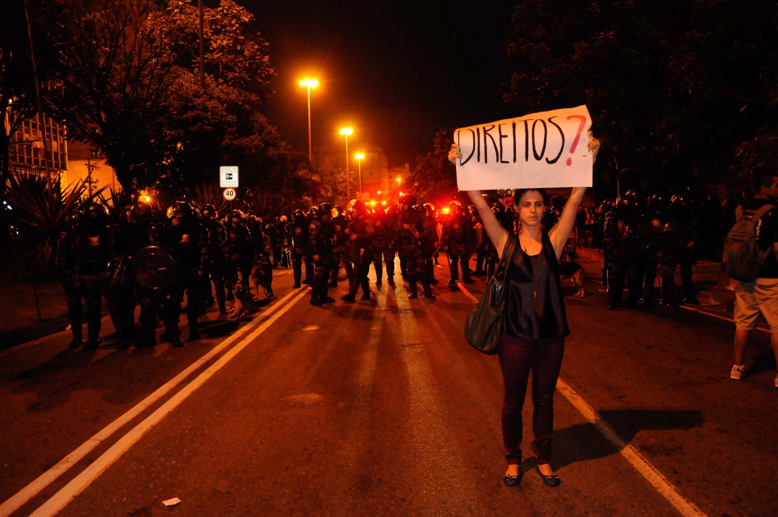 Manifestação contra o aumento da passagem de ônibus, em Niterói, em 14 de junho de 2013.  — Foto: Thiago Freitas / Agencia O Globo