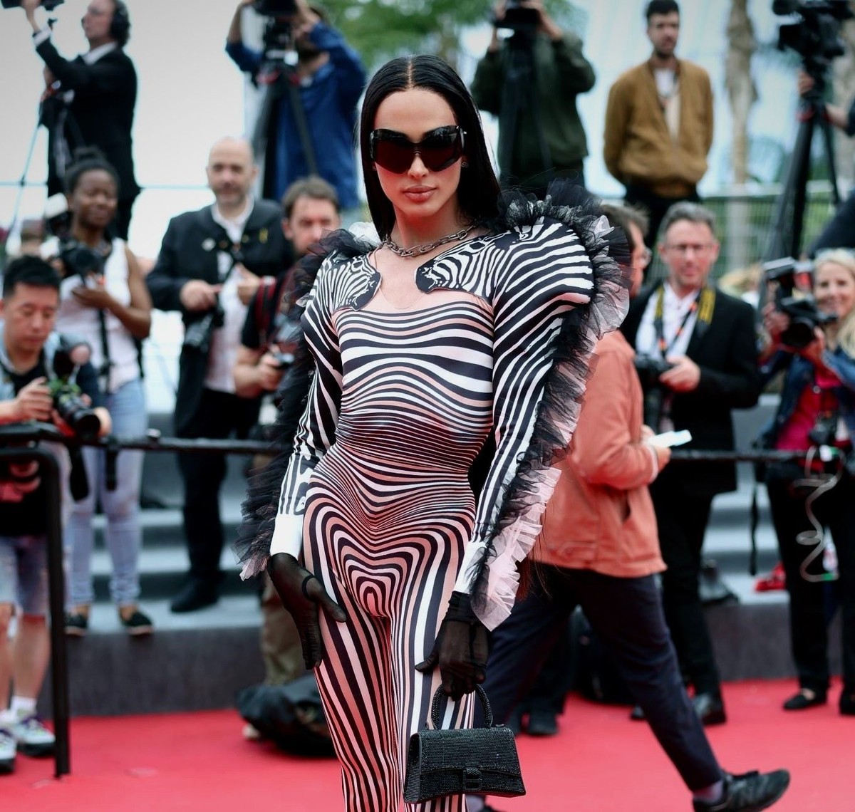 Festival de Cannes 2023: Drag queen Halessia chama a atenção com look ...