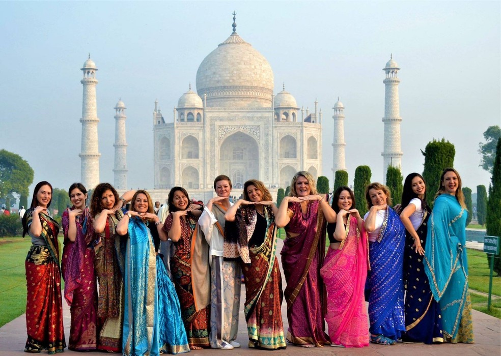 Grupo de mulheres em viagem pela Índia — Foto: Divulgação