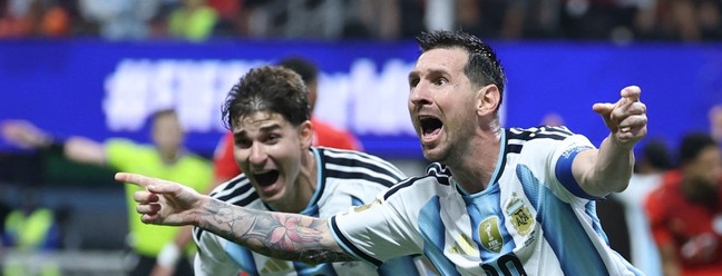 O atacante argentino número 10, Lionel Messi, comemora o segundo gol de sua equipe durante a partida das oitavas — Foto: ODD ANDERSEN / AFP