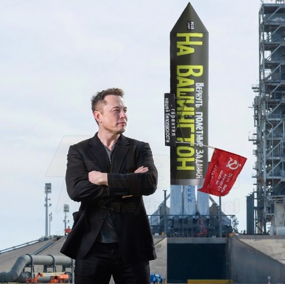 Montagem com o bilionário Elon Musk diante de foguete Soyuz estilizado — Foto: Reprodução/Redes Sociais