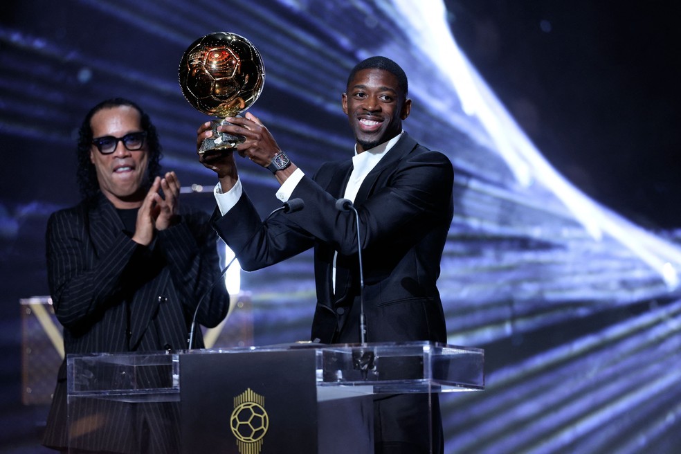 O atacante franc&ecirc;s Ousmane Demb&eacute;l&eacute;, do Paris Saint-Germain, recebe o pr&ecirc;mio Bola de Ouro das m&atilde;os de Ronaldinho &mdash; Foto: Franck FIFE / AFP