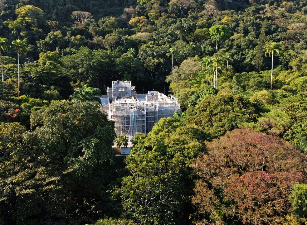 O palacete em obras no meio da Mata Atlântica: um dos mais belos cenários do Rio — Foto: Custodio Coimbra
