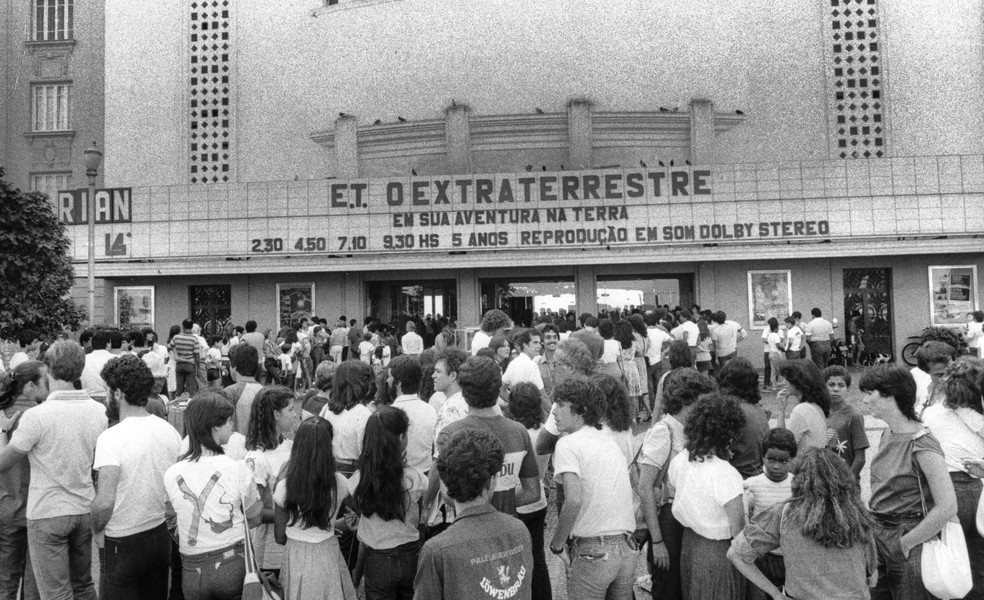 Cine Rian. Público faz fila para ver o lançamento do filme “ET, o extraterreste” em 1982 no cinema na orla de Copacabana — Foto: Hipolito Pereira/25-12-1982