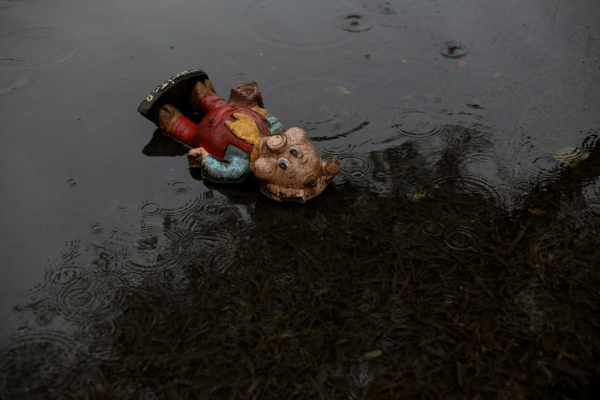 Uma boneca é abandonada em uma rua alagada do bairro Sarandi, um dos mais atingidos pelas fortes chuvas em Porto Alegre, Rio Grande do Sul
