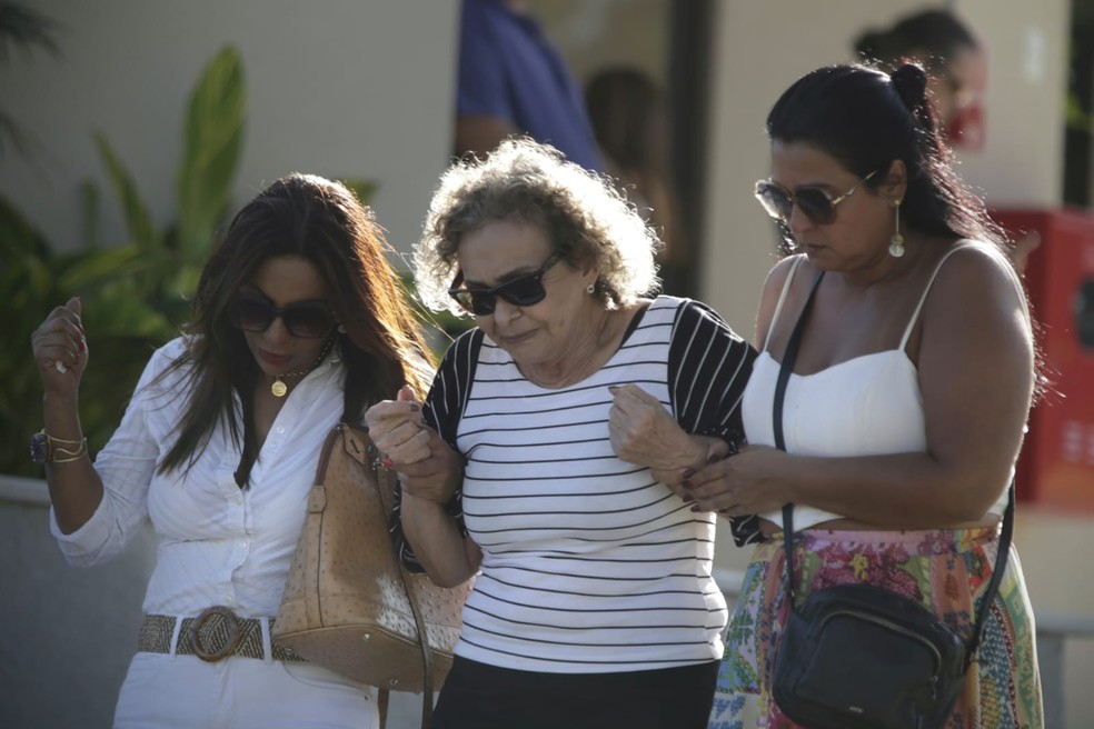 No meio, a mãe do maquiador Rico Tavares, Sandra Milano, passou mal e precisou ser retirada do local — Foto: Roberto Moreyra/Agência O Globo