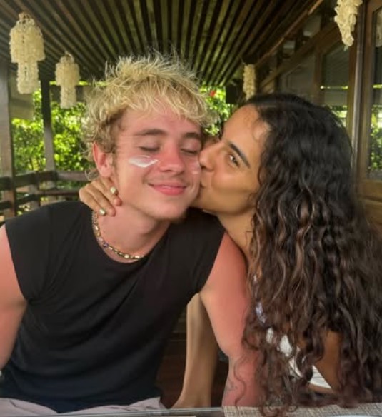 Juliano Floss e Marina Sena se conheceram em 2023 durante uma viagem para a Grécia a convite da cantora Anitta. Nas redes sociais, o romance foi assumido em julho de 2024 e seguem juntos desde então — Foto: reprodução