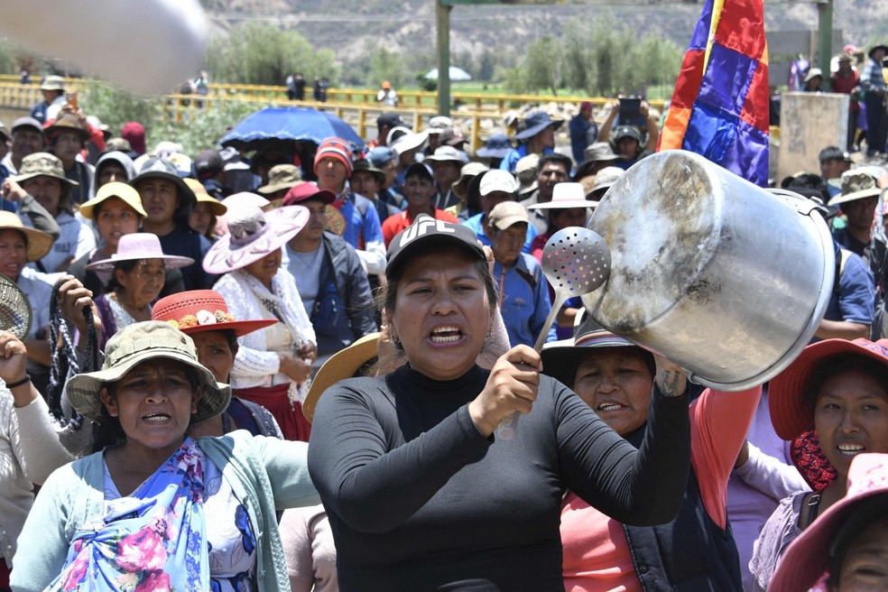 Apoiadores do ex-presidente Evo Morales protestam na Bolívia — Foto: AFP