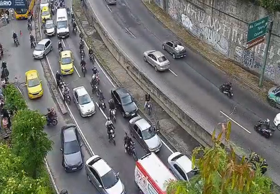 Trânsito na entrada do Túnel Rebouças, no sentido Lagoa, após fechamento por incêndio em ônibus — Foto: Reprodução / COR-RIo