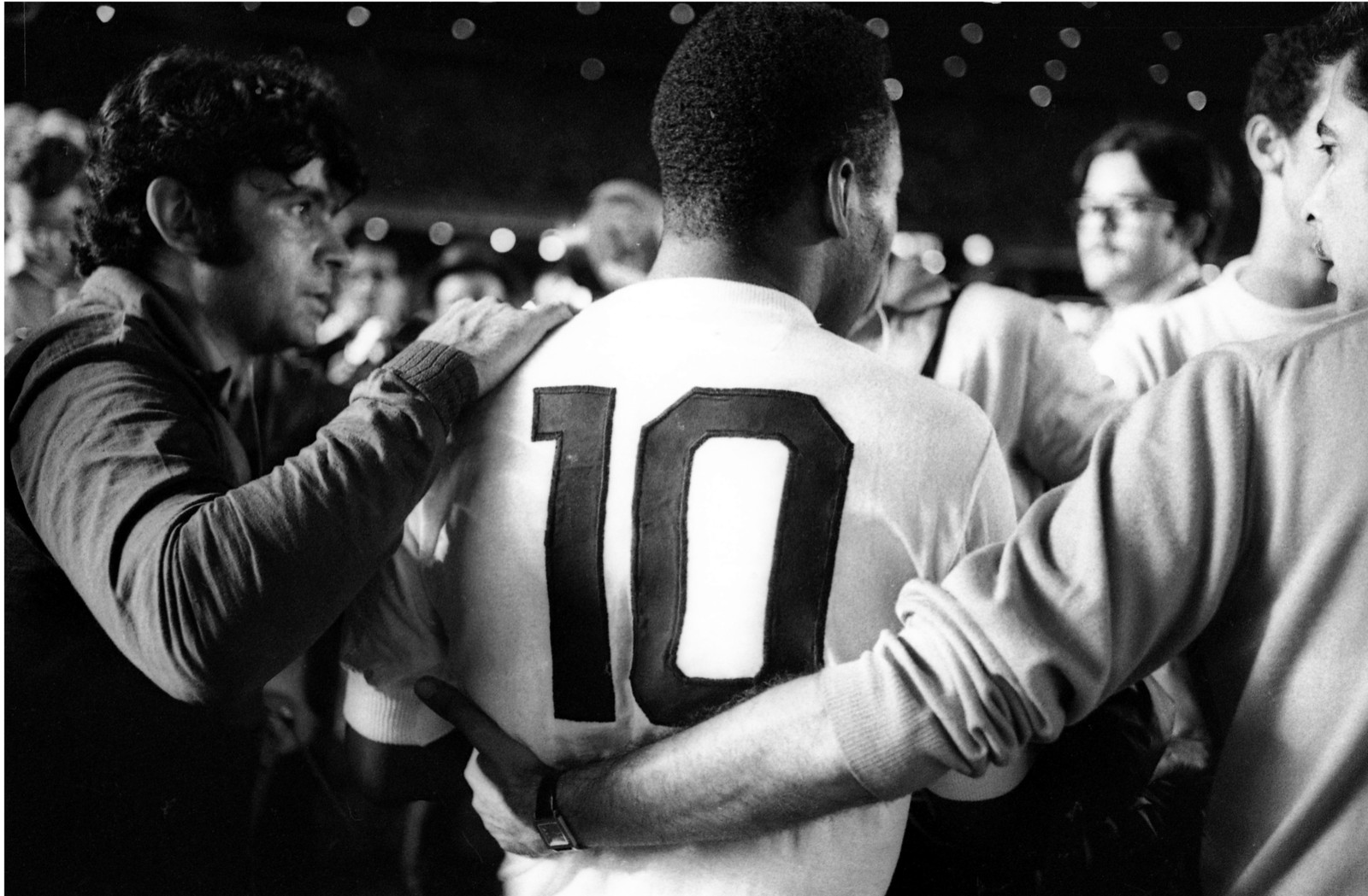 Pelé após marcar seu milésimo gol durante jogo do Santos contra o Vasco da gama, em 1969, no Maracanã — Foto: Erno Schneider / Agência O Globo