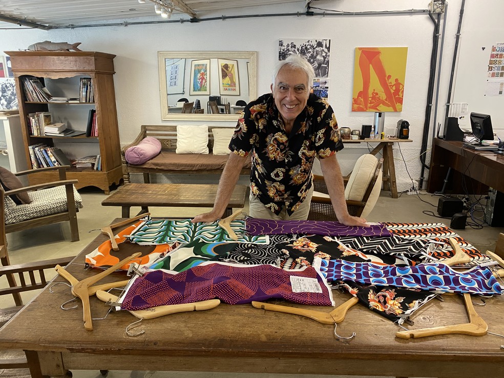 Fred d'Orey, CEO da Totem, nascida em 1995 em Ipanema, adianta nova coleção com estampas e cores fortes — Foto: Divulgação