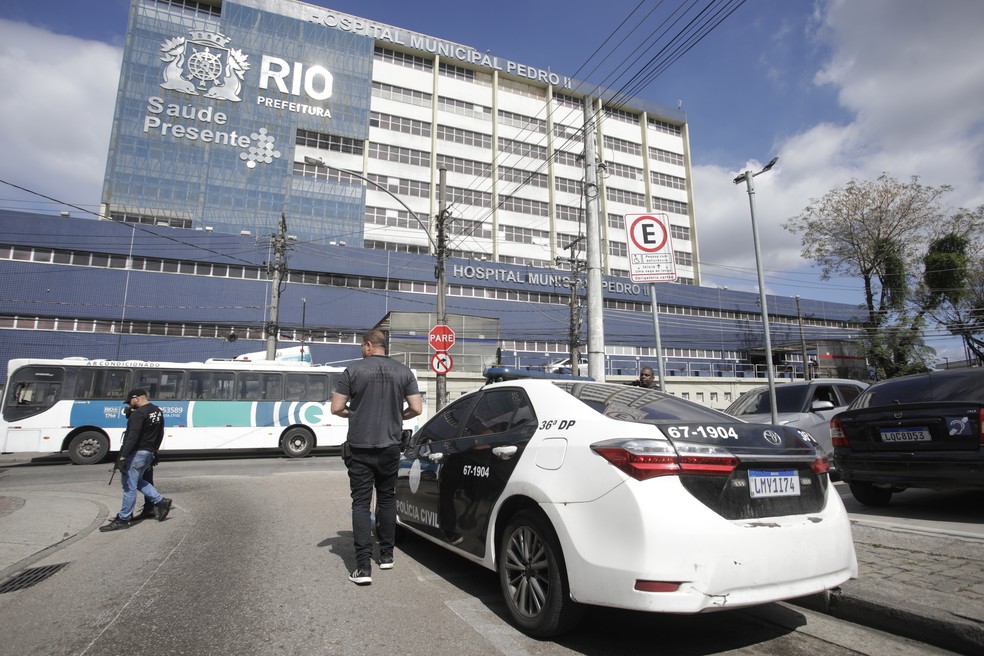 Policiais civis na porta do Hospital Pedro II, em Santa Cruz, após a invasão de bandidos armados nesta madrugada — Foto: Fabiano Rocha / Agência O Globo