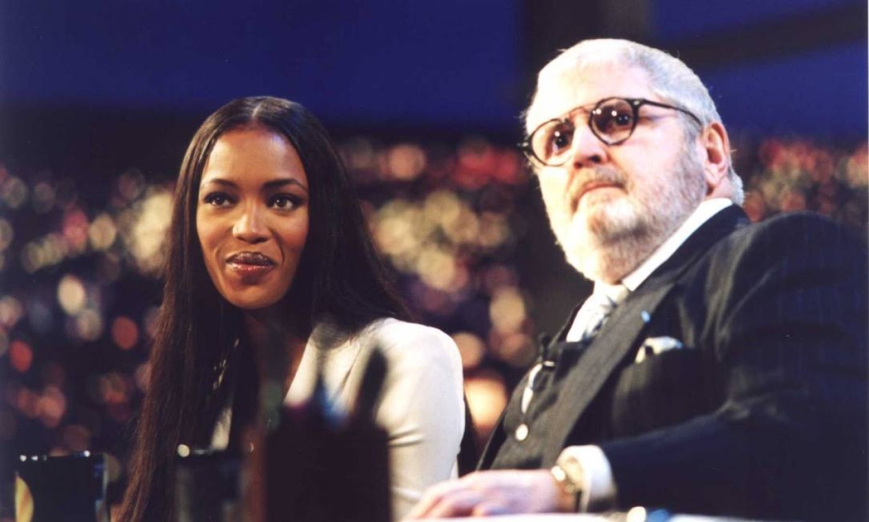 De férias no Brasil, a modelo internacional Naomi Campbell até experimentou alguns passos de samba em "Jo talk show"em 2002 — Foto: José Paulo Cardeal/TV Globo