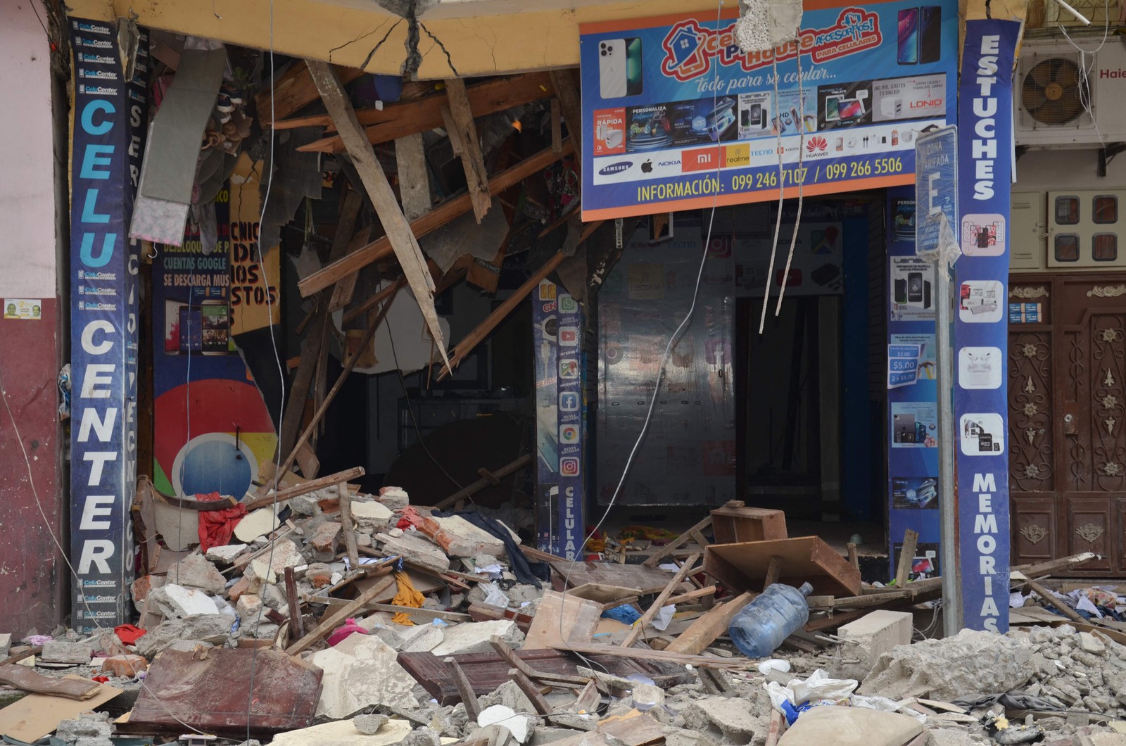 Prédio destruído é visto após terremoto de magnitude 6,5 na cidade de Machala, Equador — Foto: ARIEL SUAREZ/AFP