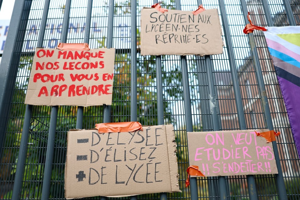 Cartazes com as frases 'Estamos perdendo aulas para ensinar voc&ecirc;s', 'Menos Eliseu, menos eleitos, mais escolas de ensino m&eacute;dio' e 'Queremos estudar, n&atilde;o acumular d&iacute;vidas' enfeitam um port&atilde;o enquanto estudantes realizam um protesto com bloqueio na escola de ensino m&eacute;dio Lyc&eacute;e International Montebello, durante um dia de greves e manifesta&ccedil;&otilde;es do setor p&uacute;blico em todo o pa&iacute;s, em Lille, em 29 de setembro de 2026 &mdash; Foto: SAMEER AL-DOUMY / AFP