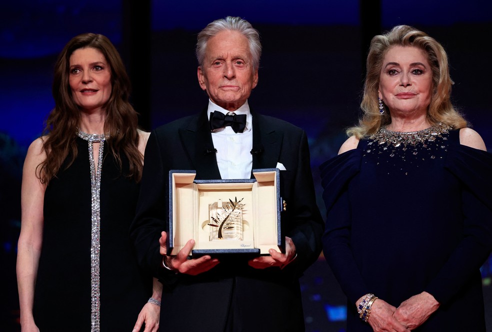 Michael Douglas, no Festival de Cannes, onde recebeu uma Palma de Ouro honorária por sua carreira. Na foto, as atrizes Catherine Deneuve e Chiara Mastroianni (esq), mãe e filha — Foto: AFP