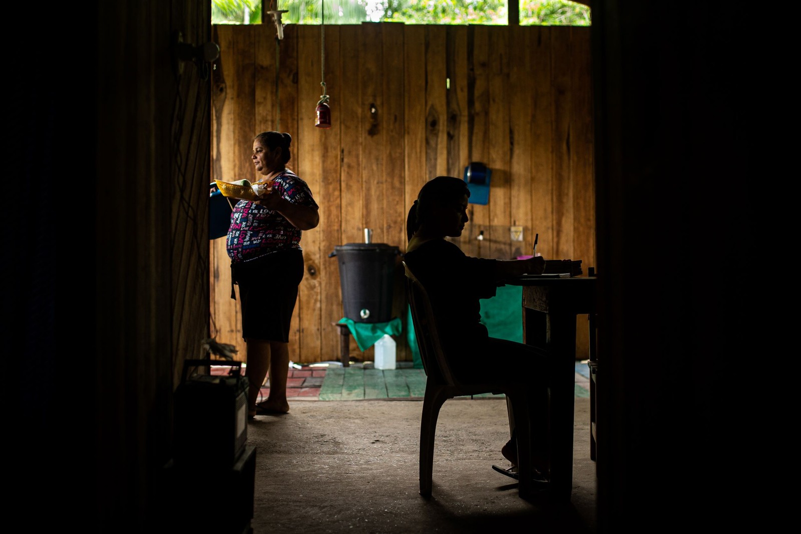 Roseli Lobato Macedo, de 21 anos, e a mãe, Rosilene da Silva Macedo, de 47, vão semanalmente para a floresta coletar murumuru — Foto: Hermes de Paula