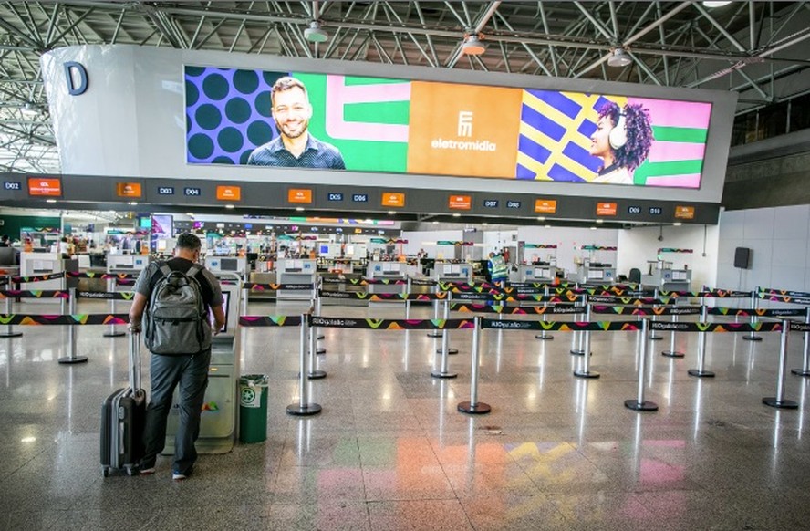Aeroporto do Galeão com guichês de check-in vazios