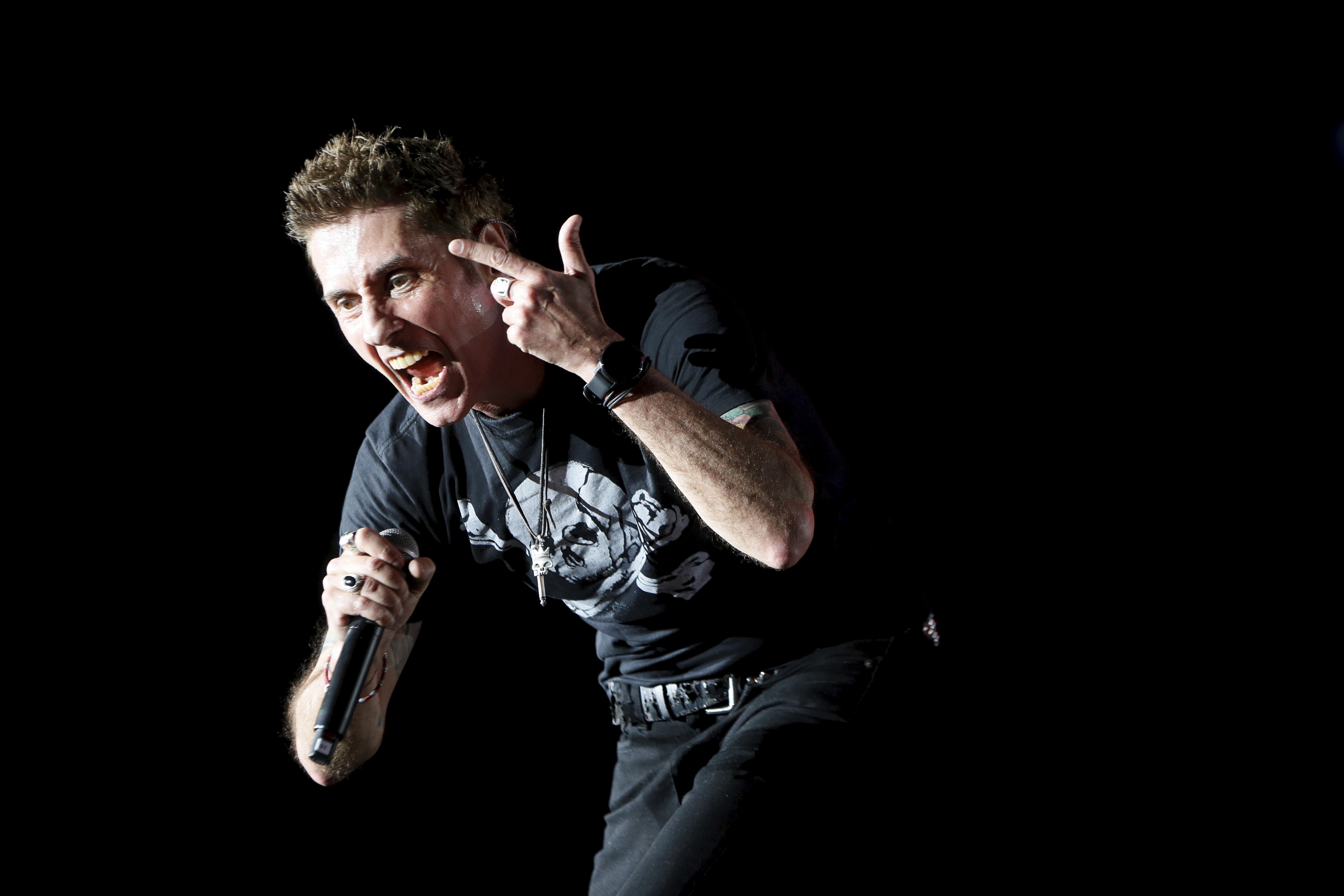 Dinho Ouro Preto: como foi a queda de 3 metros do palco em show do Capital Inicial em 2009 - QTU Questões do Universo