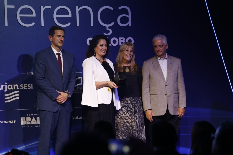 Ana Cristina Lopes, diretora da Michelin, recebeu o prêmio na categoria Indústria das mãos de Frederic Kachar, Diretor Geral de Mídia Impressa e Rádio do Grupo Globo, e Luiz Césio Caetano, presidente da Firjan — Foto: Alexandre Cassiano