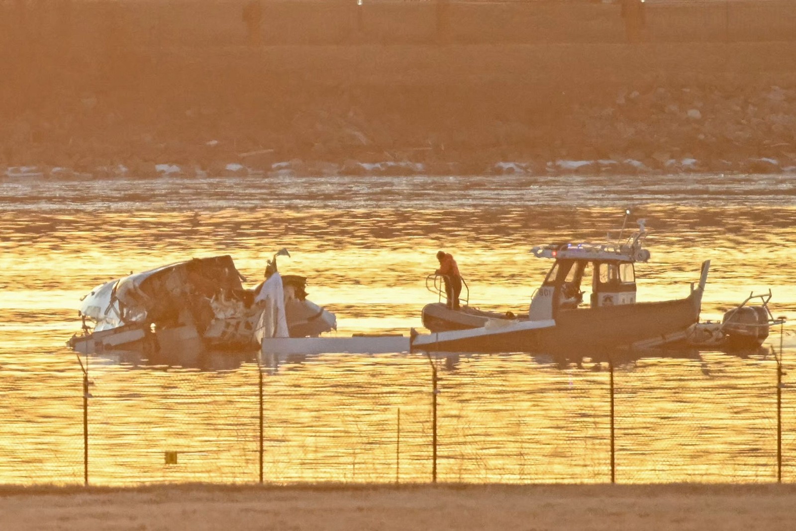 Parte dos destroços é vista enquanto barcos de resgate vasculham as águas do Rio Potomac — Foto: Andrew CABALLERO-REYNOLDS / AFP
