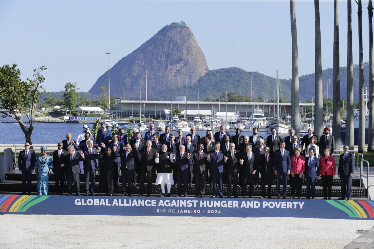 Líderes do G20 posam para foto oficial após a criação da Aliança contra a Fome a Pobreza — Foto: Domingos Peixoto / Agência O Globo