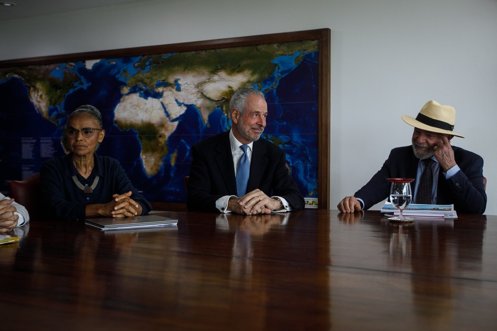 Presidente Lula, Marina Silva e André Corrêa do Lago - Lula designa embaixador para presidir a COP 30 de Belém em novembro. — Foto: Brenno Carvalho / Agência O Globo