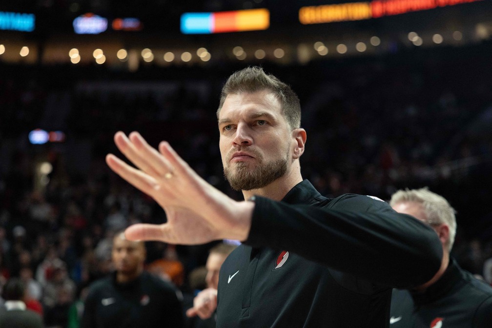 Splitter na vitória dos Blazers — Foto: Tom Hauck/Getty Images/AFP