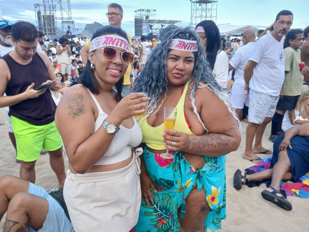 As amigas Tately Martins (à direita) e María Santana aguardam show de Anita na praia de Copacabana - Foto: Geraldo Ribeiro / Agência O Globo