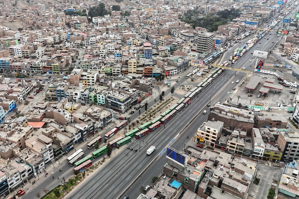 Pelo menos 47 motoristas de transporte público no Peru foram mortos por homens armados entre janeiro e outubro — Foto: Connie France/AFP