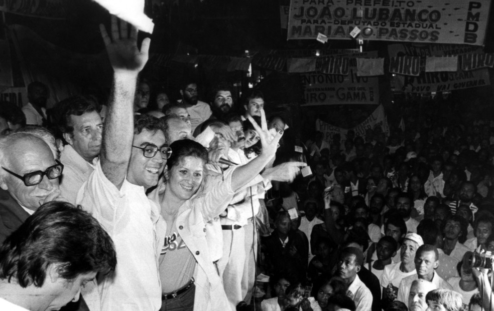 Miro Teixeira (camisa branca) durante comício em Nova Iguaçu, em 1982 — Foto: Manoel Soares/Agência O GLOBO