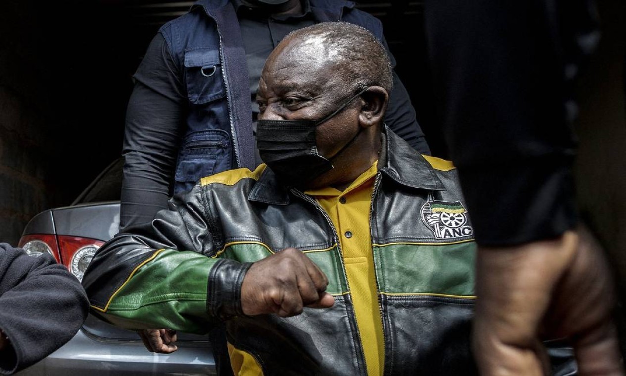 Cyril Ramaphosa, presidente da África do Sul, em maio, alertou o mundo para 'apartheid da vacina', se países ricos armazenassem doses — Foto: LUCA SOLA / AFP