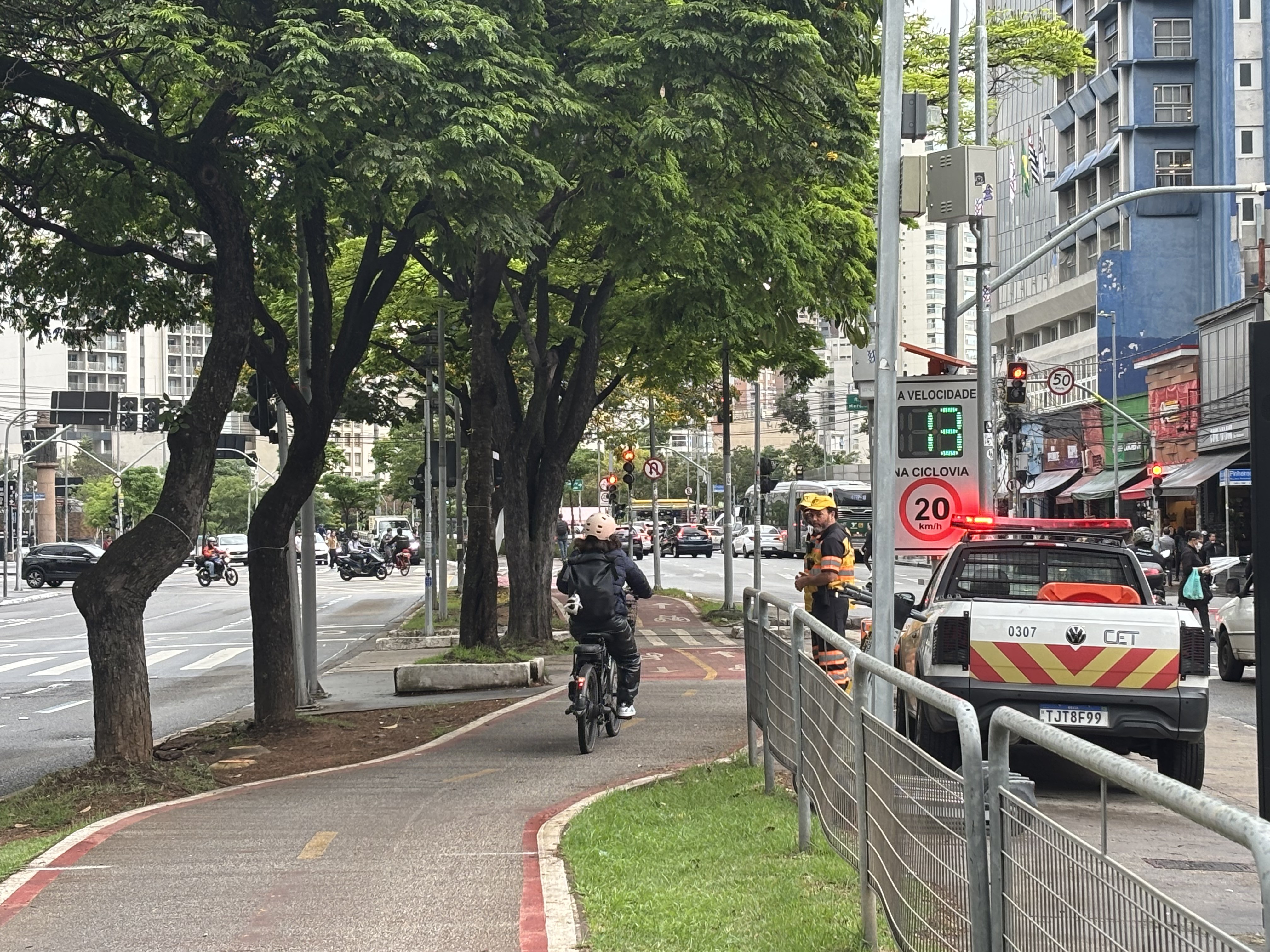 Em São Paulo, fiscalização de patinetes e bicicletas elétricas começa com clima de blitz e foco na Faria Lima