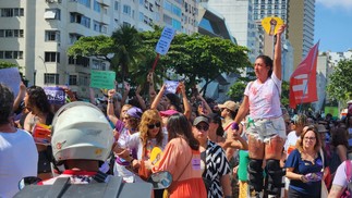 Ato contra feminicídio na Praia de Copacabana, Rio de Janeiro, no domingo (07/12) — Foto: Custodio Coimbra/Agência O Globo