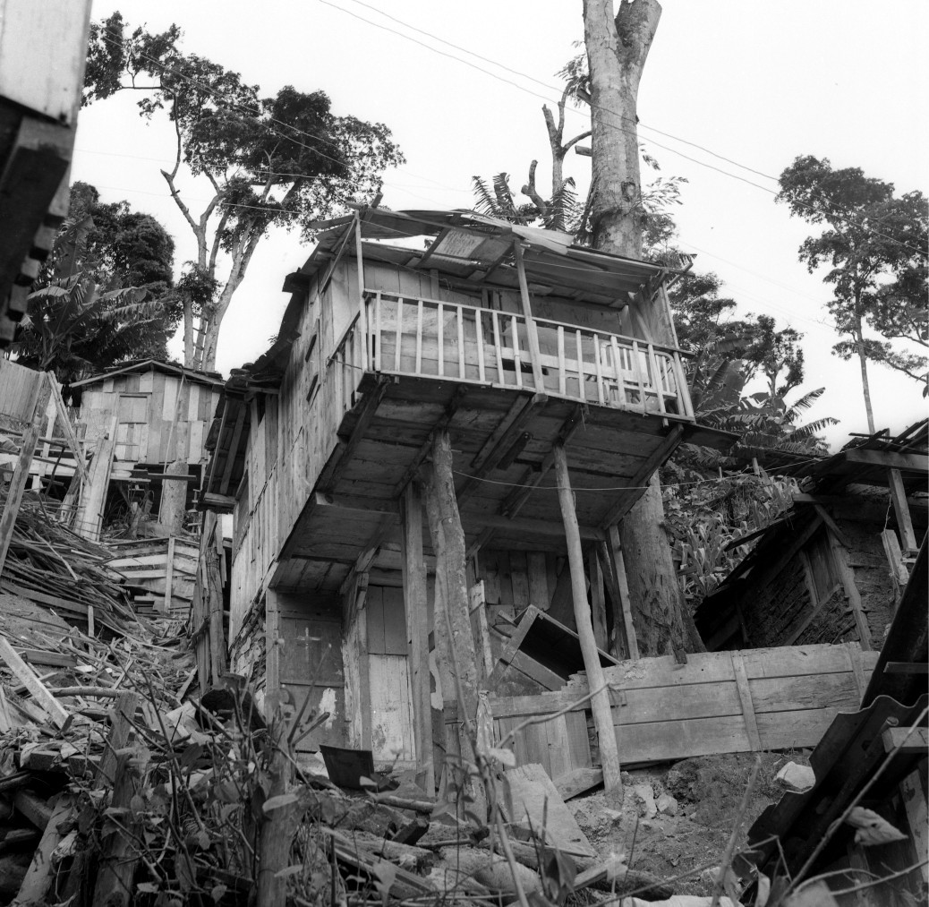 Casa na favela da Rocinha sustentada por toras — Foto: Arquivo / Agência O Globo