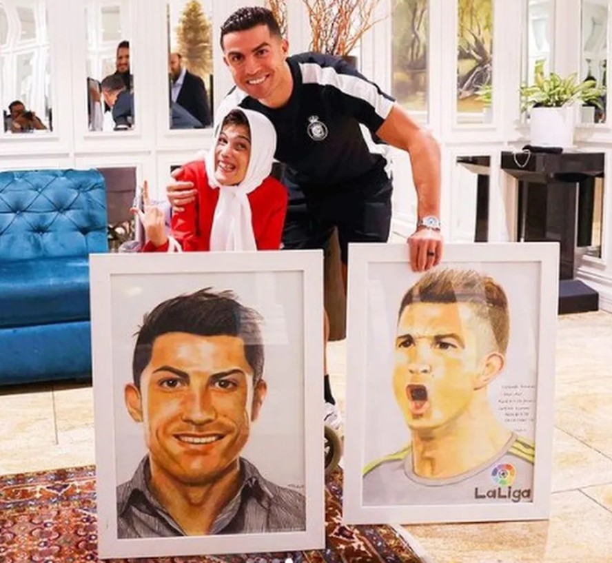 Cristiano Ronaldo posa com pintora durante viagem ao Irã
