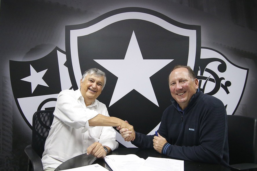 Durcesio Mello (esquerda) e John Textor (direita) posam em assinatura de contrato.