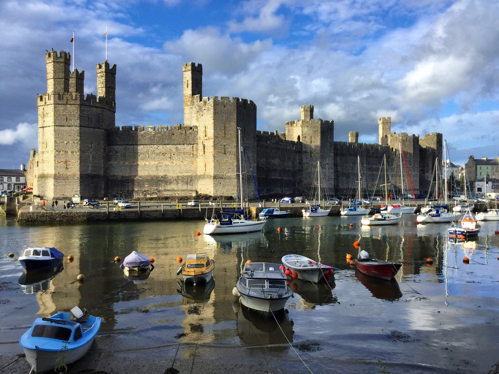 O Castelo de Caernarfon, com suas torres ainda imponentes, foi o palco da investidura de Charles III como Príncipe de Gales, em 1969 — Foto: Reprodução / Wikimedia Commons