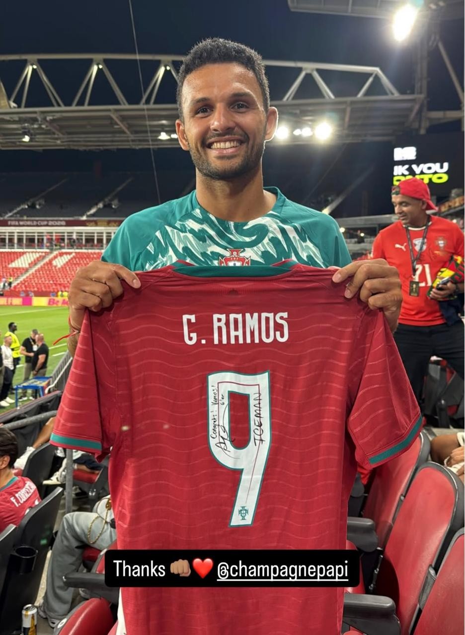 Herói da classificação de Portugal, Gonçalo Ramos mostra autógrafo de Drake: 'Homem de gelo'