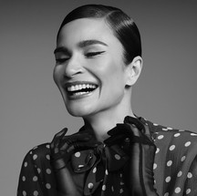 Camisa Burberry Na Trash Chic, Luvas Cris Barros E Pulseira Swarovski - Foto: Gustavo Ipolito
