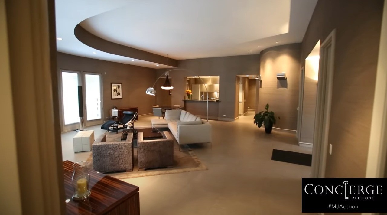 Mansão de Michael Jordan tem nove quartos, 15 banheiros, quadra de basquete personalizada, campo de golfe e piscina com borda infinita — Foto: Reprodução
