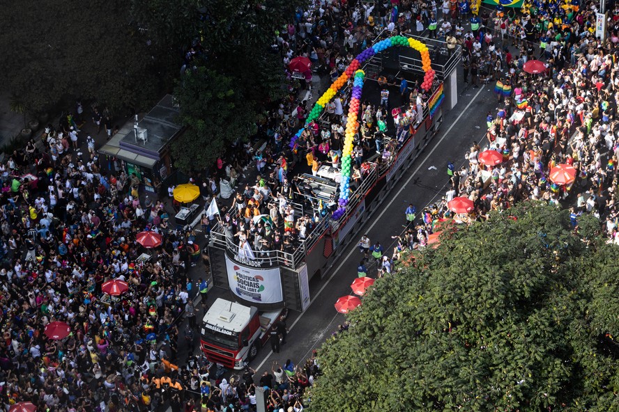 Trio elétrico na Parada LGBT+ da Paulista