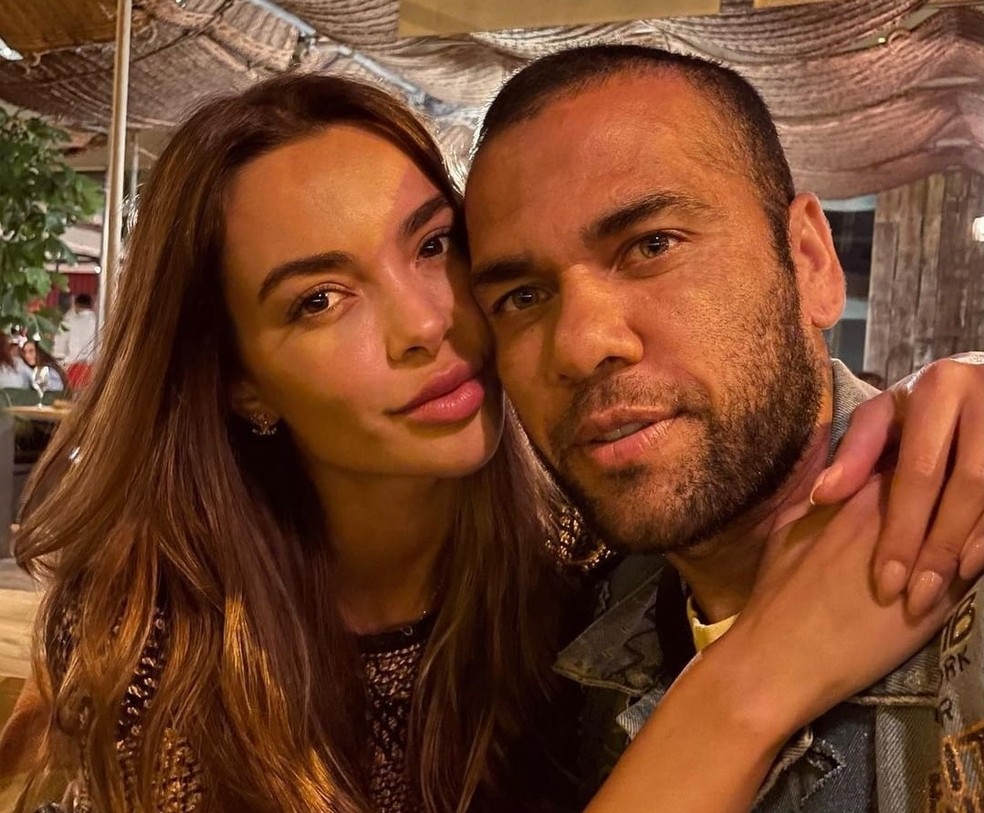 Daniel Alves com a mulher, a modelo Joana Sanz: divórcio após a prisão do jogador — Foto: Reprodução de redes sociais