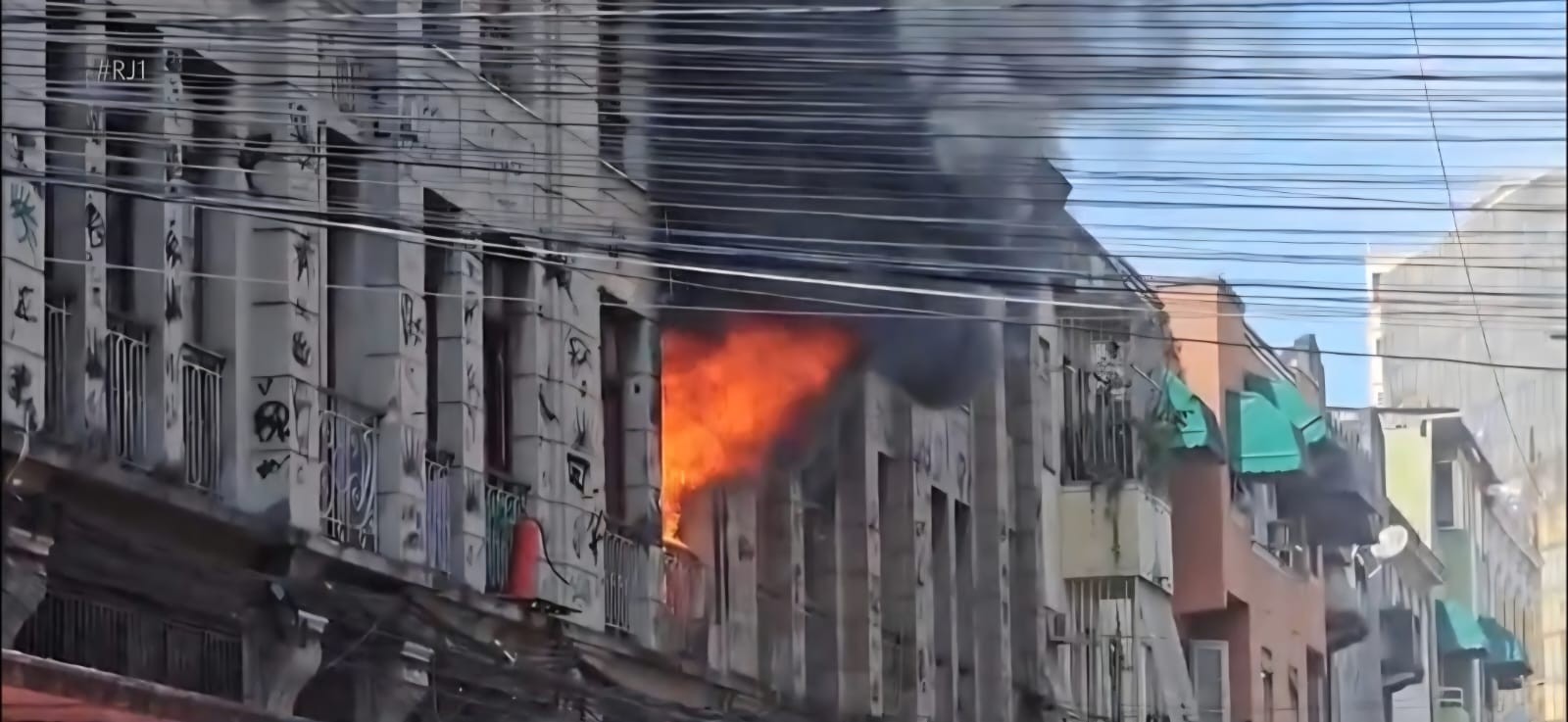 Incêndio em imóvel fecha trecho de rua no Centro do Rio