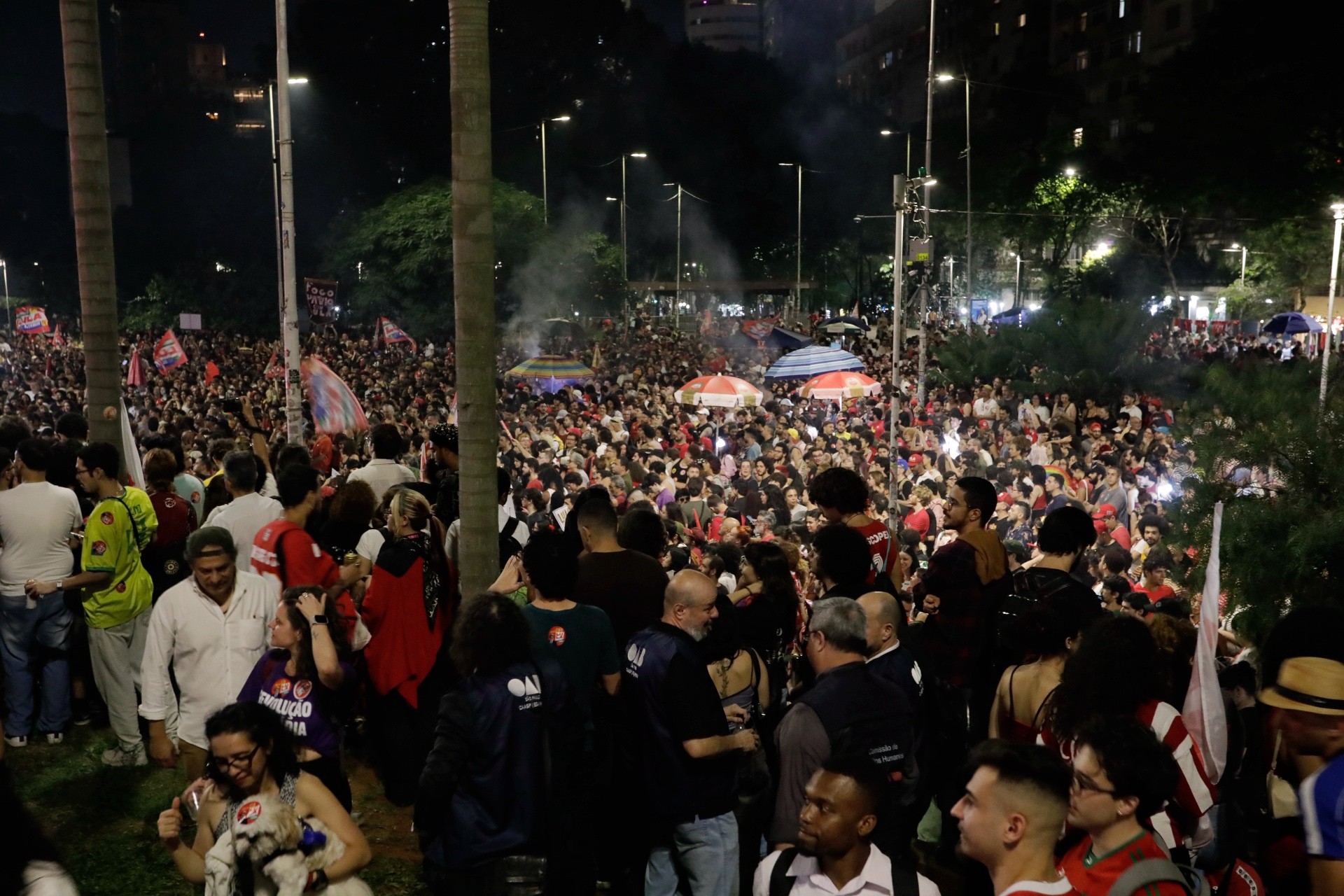 Ato a favor de Lula em SP tem momentos de tensão entre estudantes petistas e bolsonaristas