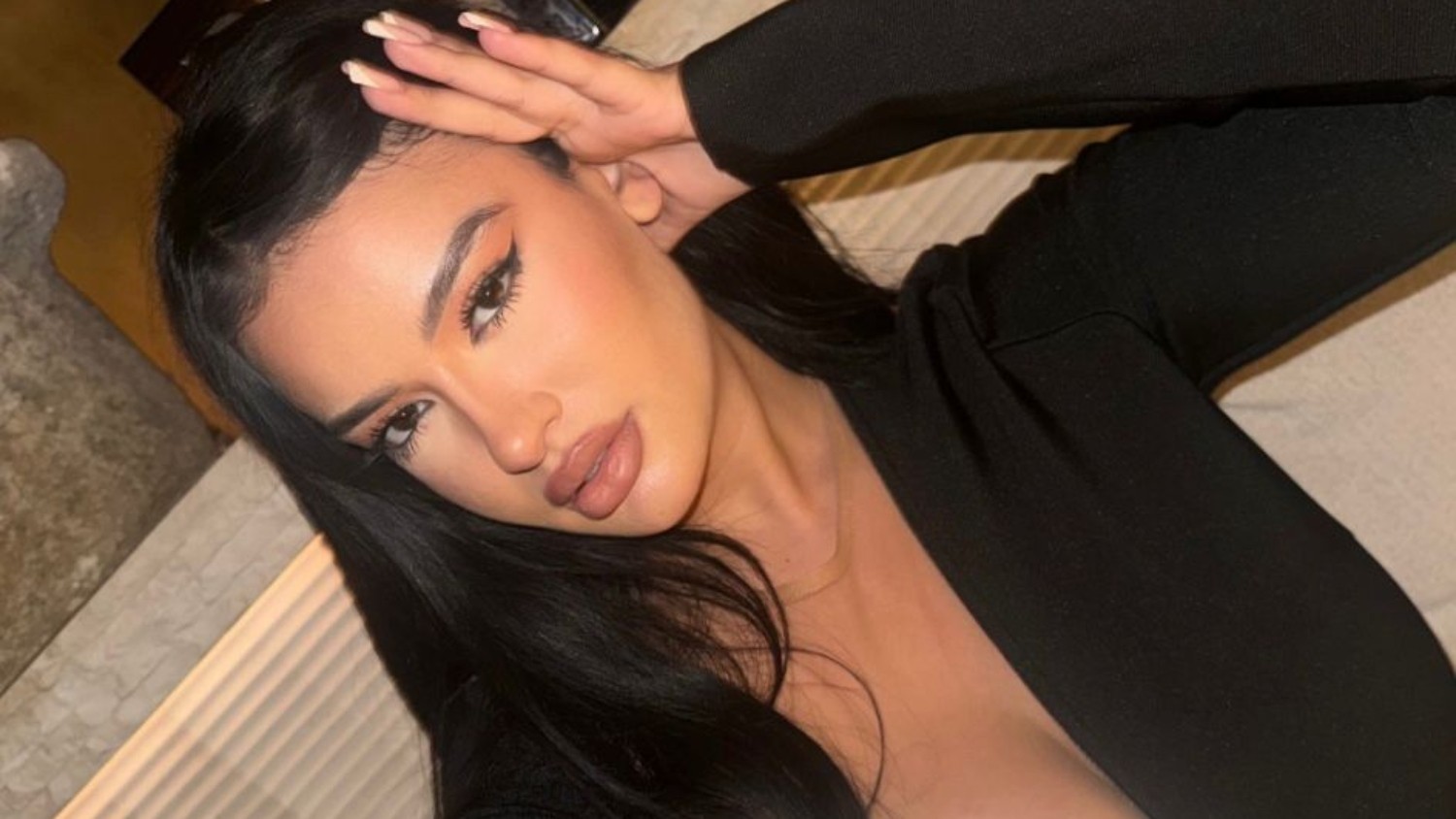 Quem é a influenciadora brasileira que viralizou após crítica ao vestido em festa de 15 anos