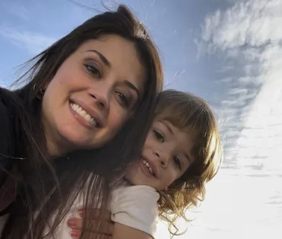 Cibelle Kubala, de 35 anos, &eacute; suspeita de matar a filha Vivian, de 4 anos &mdash; Foto: Reprodu&ccedil;&atilde;o/Redes sociais