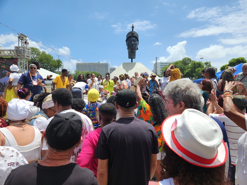 Celebrações pelo Dia da Consciência Negra em volta do busto de Zumbi dos Palmares na Avenida Presidente Vargas — Foto: Custodio Coimbra / Agência O Globo